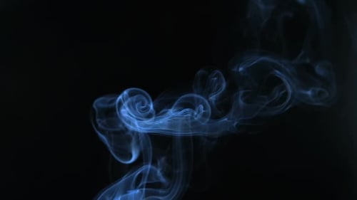 Zeitlupe von weißem Rauch, Nebel, Nebel, Dampf auf schwarzem Hintergrund.
