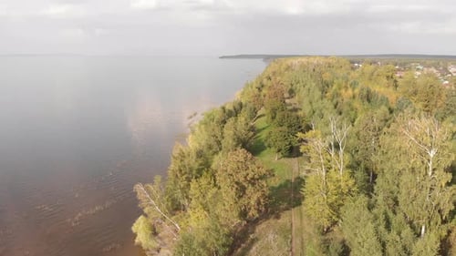 Blick auf das Flussufer