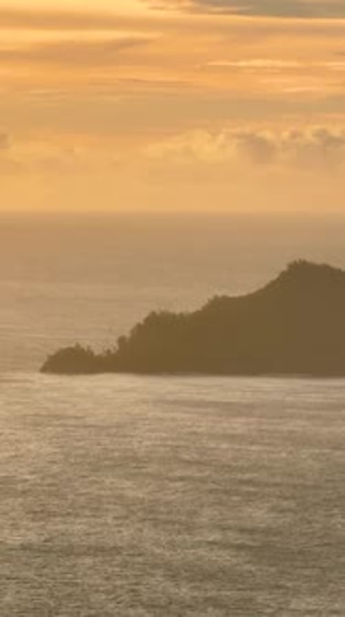 Îles au coucher du soleil avec lumière dorée Seychelles Mahé