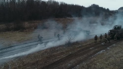 Les militaires, sous couvert d'équipements et de bombes fumigènes, avancent