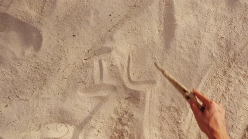 Handgeschriebenes Wort Liebe mit Herzsymbol in Sand am Strand, romantische Botschaft und Sommerurlaub