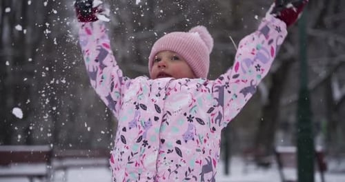 Glückliche Kinder spielen Schneebälle.