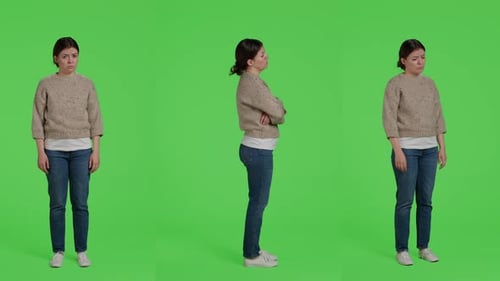 Unzufriedene Person, die sich traurig und entmutigt benimmt, posiert auf einem isolierten Greenscreen