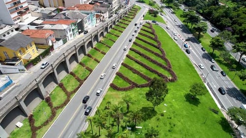 Cruzando a rodovia East Radial e a Avenida 23 de maio no centro de São Paulo