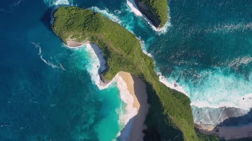 Drohnenaufnahmen aus der Luft von Kelingking Beach in Nusa Penida, Indonesien.