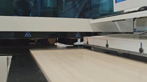 Holzveredelungsmaschine zum Bürsten von Brettern