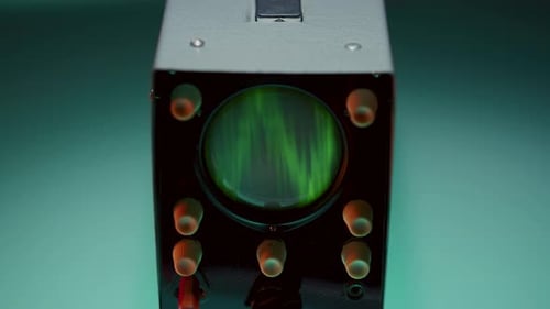 Osciloscópio capturando sinal analógico e mostrando a forma de onda em ziguezague