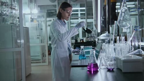 Trabajador de laboratorio mirando a dos colegas psicópatas zombis que cojean por el pasillo