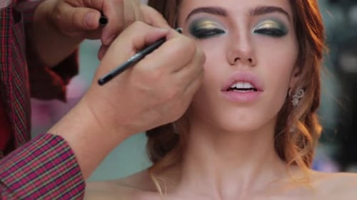 Visagistin verwendet Schminkpinsel für Augen und Auftragen von Lidschatten Make Up Girl Closeup Eyeshadow Make