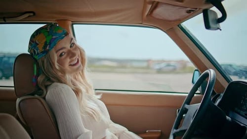 Glücklicher Reisender, der sich im Auto entspannt und die Kamera mit Smile Close Up schaut. Wunderschön