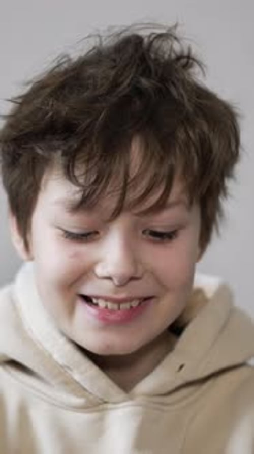 Lustiger Teenager, der Spaß hat, Gesichter macht, vor der Kamera herumalbert. Junge zeigt Zunge.