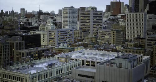 Horizonte urbano de una ciudad bulliciosa durante el anochecer con diversidad arquitectónica