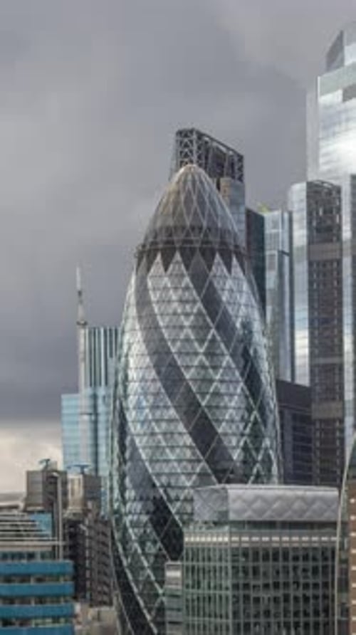 Skyline des Wolkenkratzers der Stadt London, vertikal