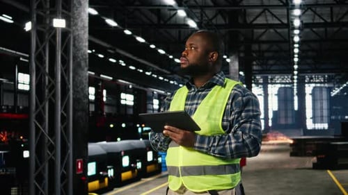 Le superviseur de l'usine vérifie l'équipement d'assemblage sur une tablette dans une usine de fabrication