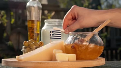 Turismo gastronômico grego e viagens agrícolas centradas na produção tradicional de queijos, mel, azeitonas e áreas rurais