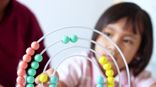 El preescolar aprende matemáticas y habilidades para contar con el maestro usando Rainbow Abacus Educational