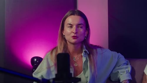 Frau gibt Interview im Studio