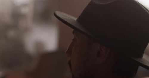 Ethnischer Mann mit Hut spielt Schachspiel