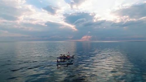 Zwei Fischerboote, Fischer fischen weit ins Meer, Luftbild bei Sonnenuntergang des Tages
