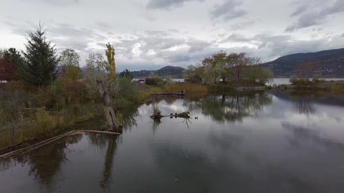 Panoramaaufnahme von Sumpf und See, umgeben von Bergen