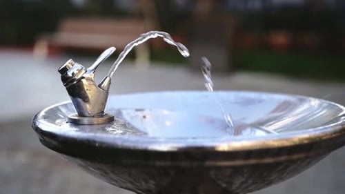 Bebedouro com fluxo de água doce no parque