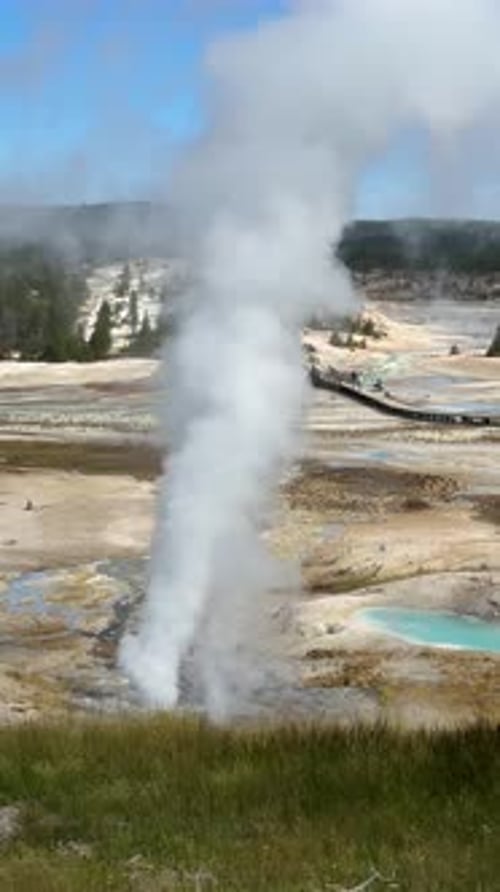 Yellowstone-Nationalpark, vertikale Ansicht des Geysirs, natürliche heiße Quellen und Wanderweg für Besucher