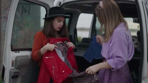 Duas mulheres preparam suas roupas para o início do tiroteio