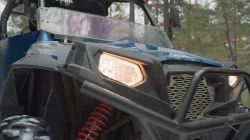 Éclairage des phares d'un VTT forestier Gros plan d'un VTT dans un décor de forêt brumeuse Capture de plan cinématographique