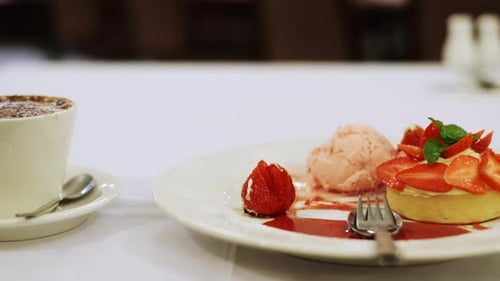 Dessert à la meringue, crème chantilly, compote de petits fruits et crème glacée, le tout accompagné d'un cappuccino,