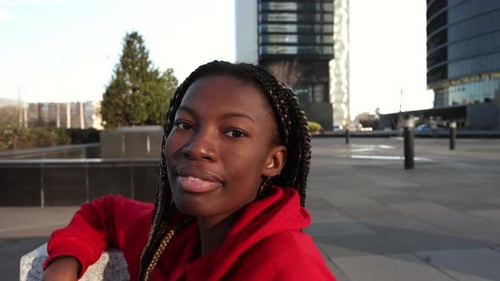 vidéo d'une jeune femme africaine avec des dreadlocks souriante