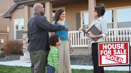 Família afro-americana feliz compra casa nova para um futuro brilhante juntos
