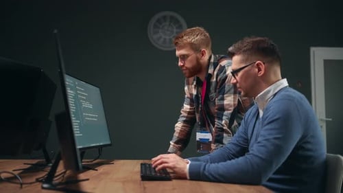 Männlicher Programmierer und Projektmanager diskutiert und trifft Entscheidungen im Office Data Engineering Team
