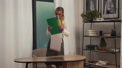 Une femme de bureau a déposé des papiers d'un dossier