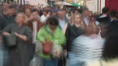 Conceito de transitoriedade de vida: muitas pessoas ocupadas se aglomeram andando pelas ruas da cidade. Time Lapse