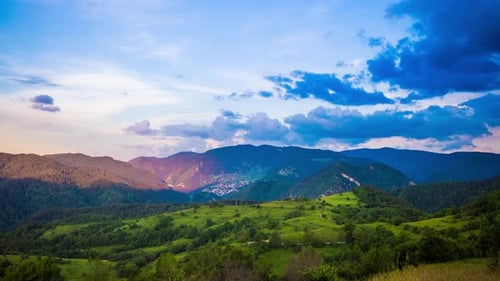 Ciel multicolore avec nuages et lumière du coucher de soleil sur les Rhodopes avec un intermountain