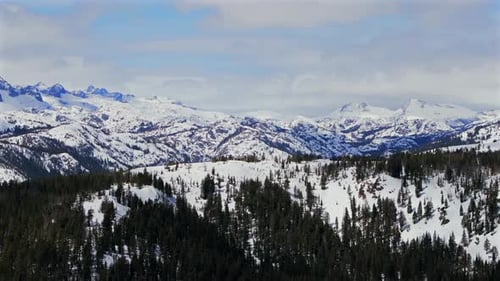 Les magnifiques sommets enneigés et déchiquetés des Minarets Summit Mountains (Mammoth Lake)