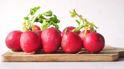Frisches rotes Rettichbündel auf einem Schneidebrett auf dem Tisch