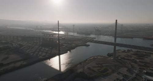 eine Brücke über Wasser mit einer Brücke und einer Brücke