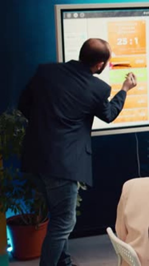 Gerente de vendas cria uma apresentação para apresentar uma nova estratégia de desenvolvimento