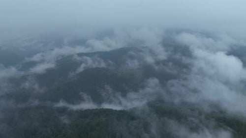 Filmmusik Atemberaubende Luftfahrt durch die weißen, flauschigen Wolken hoch am himmlischen Himmel mit