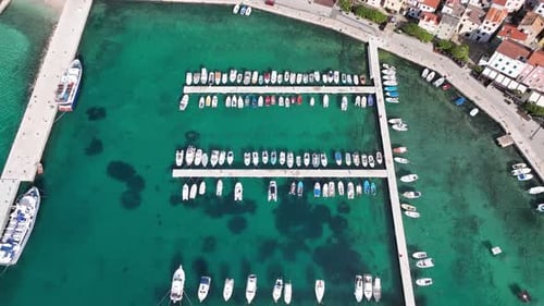 Vue aérienne des paysages de l'île de Krk, de la nature, de la mer et des villes