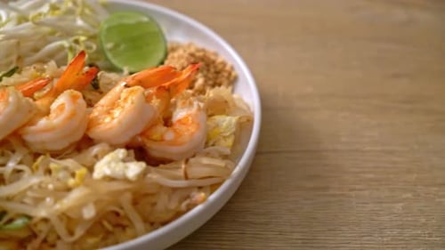 Delicious Pad Thai with Shrimp, Noodles, and Lime