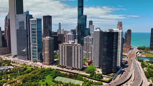 Wunderschöner grüner Park unter einer Reihe atemberaubender moderner Architektur in der Innenstadt von Chicago