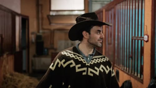 Cowboy regardant dans une prison