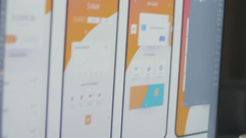Nahaufnahme eines Desktops, der von Menschenhänden für das Design einer mobilen Anwendung auf einem Desktop-Computer verwendet wird