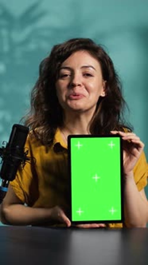 Vídeo vertical: Tutorial técnico de filmación de Jolly Woman sobre cómo reparar una tableta maqueta dañada