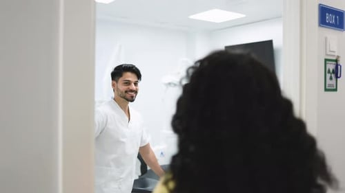 Paciente femenina irreconocible que ingresa al consultorio del dentista