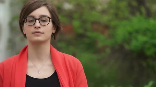 Femme intellectuelle souriant à la caméra