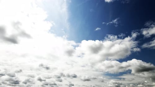 Nuages se déplaçant dans le ciel bleu en laps de temps