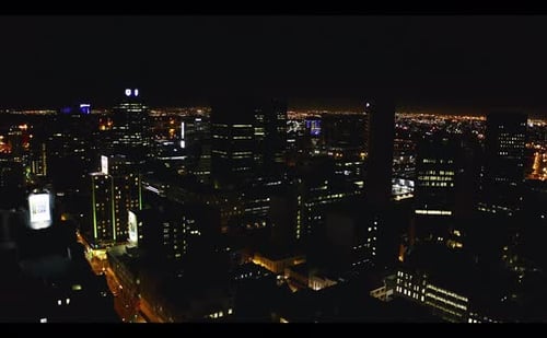 Vídeo em 4K de uma cidade à noite